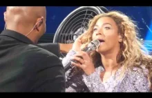 Włosy Beyonce wkręciły się w wiatrak podczas występu.