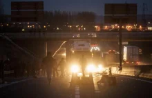 Imigranci atakują w Calais! [WIDEO] Przewoźnicy liczą straty i proszą o pomoc