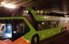 Piętrowy autobus zahaczył o most. Zobacz, co z niego zostało!