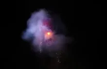 Balon z podwieszonymi fajerwerkami spada na tłum gapiów i eksploduje.