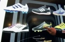 Adidas wprowadza wirtualną półkę z butami - TwojePC.pl