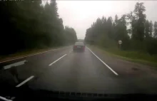 Rosyjski kierowca - idiota powoduje czołówkę podczas wyprzedzania na wzniesieniu