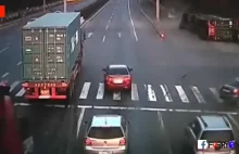 Kierowca idiota wyjeżdża przed dwie zbliżające się ciężarówki