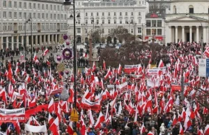 Tak PiS "podpalał Polskę": morze biało-czerwonych flag, a w rękach róże w...