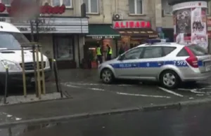 Radiowóz na kopercie, policjanci przy budce z kebabem!