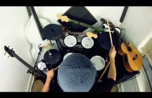 Koleś gra na perkusji Z GITARAMI!