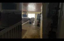 Woda dociera na drugie piętro domu podczas huraganu Dorian