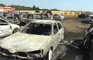 40 aut spłonęło na parkingu przed basenem na Słowacji [WIDEO