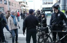 Bohaterska policjantka tłumi gazem pieprzowym wściekły tłum.