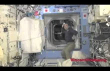 Japoński astronauta gra w baseball