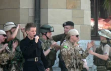 Wojskowi tańczą na ulicy