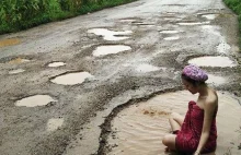 Tajska modelka kąpie się w dziurawej drodze