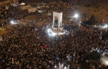 Pianista z placu Taksim. Słuchali protestujący i policjanci