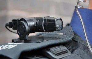 Wprowadzenie kamer do mundurów zmniejszyło liczbę skarg na policjantów o 93%