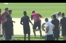 Wściekły Gonzalo Higuain kopie trenera i bandy podczas treningu Juventusu