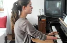 Dziewczyna grająca na fortepianie z jedną ręką i kikutem utwór z filmu Amelia