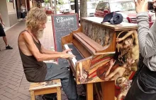 Nie ma niczego oprócz talentu. Bezdomny pianista wzrusza do łez