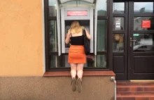 Andrychów: na klęczkach przed bankomatem