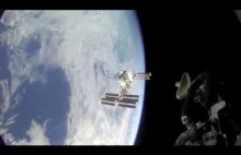 Astronauci dokują Sojuzem do ISS.