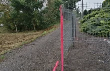 Postawił płot na środku drogi. Bo to jego teren. Odwiedziła go policja