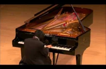 Piękno muzyki. Japoński pianista płacze podczas elegii dla ofiar tsunami.