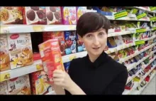 Białorusinka zachwycona asortymentem w supermarkecie na terenie Polski