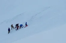 Tatry. Grupa turystów wspinała się po oblodzonym szlaku w adidasach.