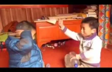 Tybetańskie dzieci grają w ekstremalną wersję gry Papier Kamień Nożyce