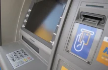 Wypłacając pieniądze z bankomatu, bądźmy ostrożni