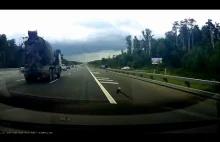 Rzucanie młotkiem na autostradzie