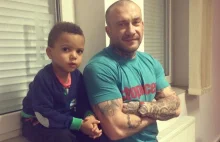Polski raper wrzucił zdjęcie syna. "Fani" pytali czy kupił sobie "małpę"