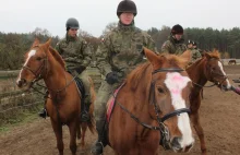 Zwiadowcy 17 Brygady Zmechanizowanej uczą się jazdy konno.