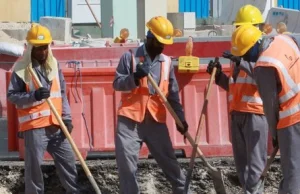 BBC pokazuje przerażające warunki budowniczych w Katarze.