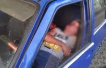 Kradzież auta. Ten złodziej.... zasnął w skradzionym pojeździe (video