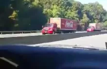 Konwój ciężarówek na autostradzie w USA