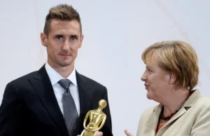 Klose odebrał nagrodę z rąk Merkel. „Niemcy są twoim domem"