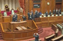 Komorowski wchodzi w butach na fotel w japońskim parlamencie (WIDEO)