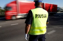 Zwrócił uwagę policjantom i trafił na komisariat, a z niego do szpitala....