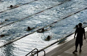 Szwajcarska muzułmanka musi uczyć się pływać wraz z chłopcami
