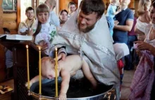 Prawosławny duchowny w sadystyczny sposób ochrzcił dziecko [nagranie