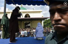 Indonezja para nastolatków brutalnie publicznie ukarana (pobita) za przytulanie