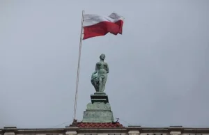 Dzień Flagi: Szanujmy flagę, to nie jest nośnik dla haseł!