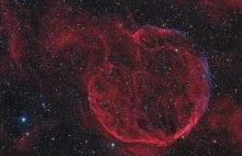 Ten pulsar pędzi przez kosmos z niewyobrażalną prędkością