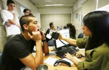 W Izraelu nanoszą już kody kreskowe na czoła