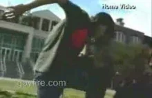 Czarny policjant atakuje bez powodu białe dzieci