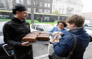 Piekarz z Jeżyc rozdał ludziom 100 chlebów. Zwrócił uwagę na problem głodu