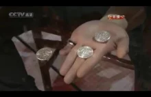 Chiński magik i jego sztuczki z monetami