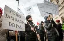 Zarabiają trzy średnie krajowe, nie płacą ZUS, dostają bonusy. Kończy się...