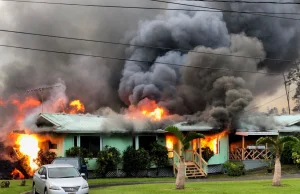 (Hawaje) Lawa z wulkanu Kilauea niszczy domy na Wielkiej Wyspie