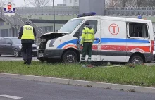 Kierowca bez prawa jazdy wiózł karetką matkę i dziecko. Zderzył się z autobusem